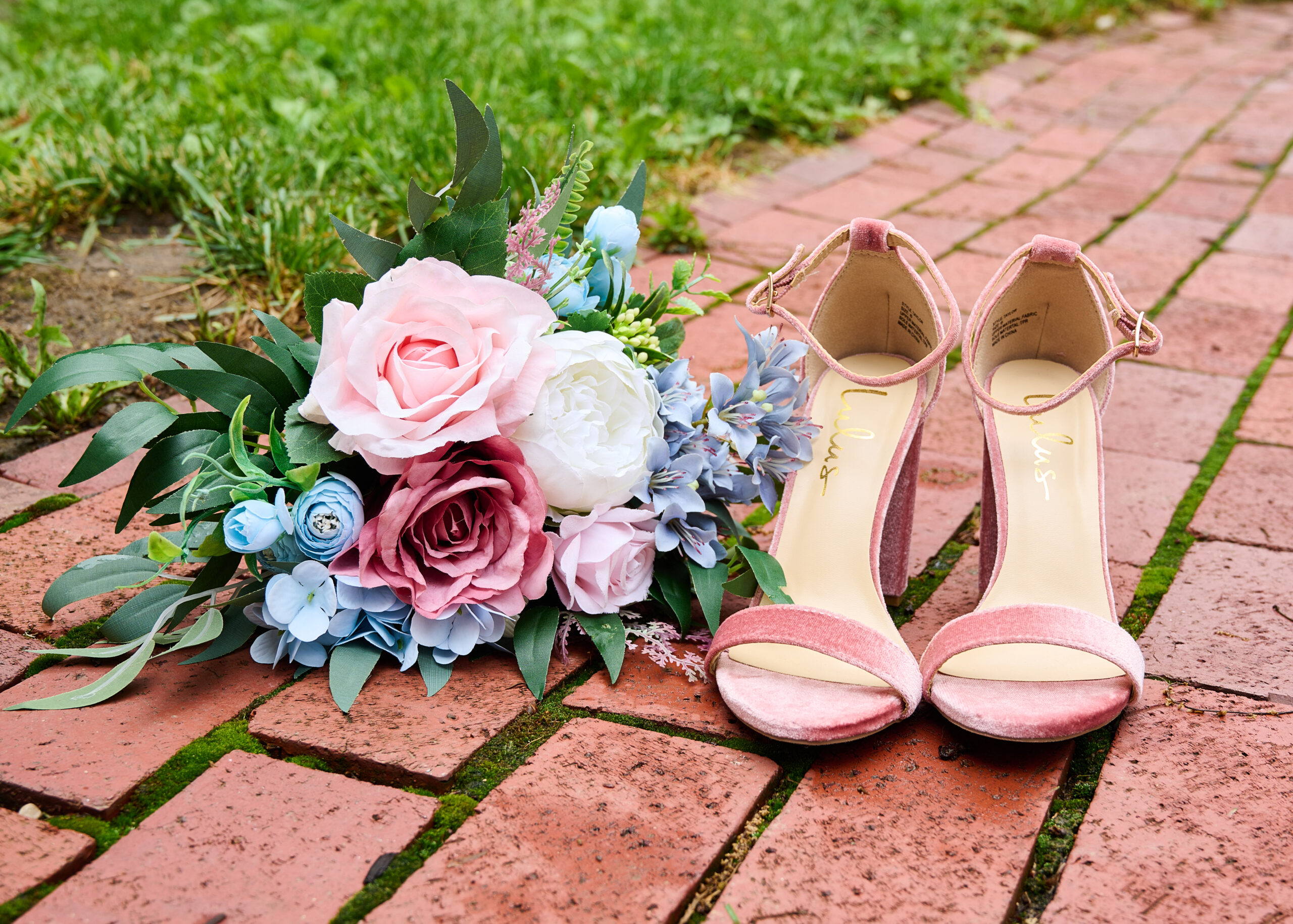 bouquet and shoes details on bricks